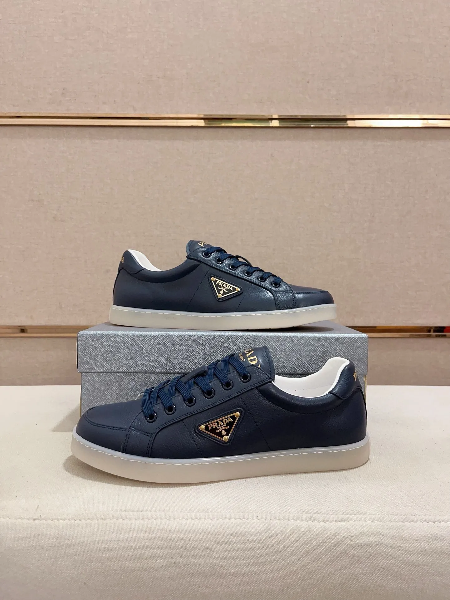 Men's shoes 💰 540💰 ✔️✔️✔️Higher version High-quality new PRADA (Prada) counters are launched at the same time. The new men's shoes and 😘 fabrics are made of high-tech glue-making technology. Lining: Full cowhide lining. 👍🏿 High-end ☄️ air-cushion molded anti-slip rubber outsole, exquisite lines, simple and elegant, comfortable and high-end for leisure travel. Code number: 38 to 44 (45 can be customized and cannot be returned or exchanged)